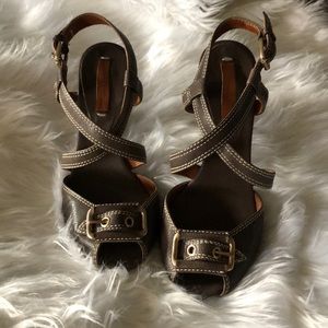 BCBGMAXAZRIA Brown Buckle Cross Front Sandals